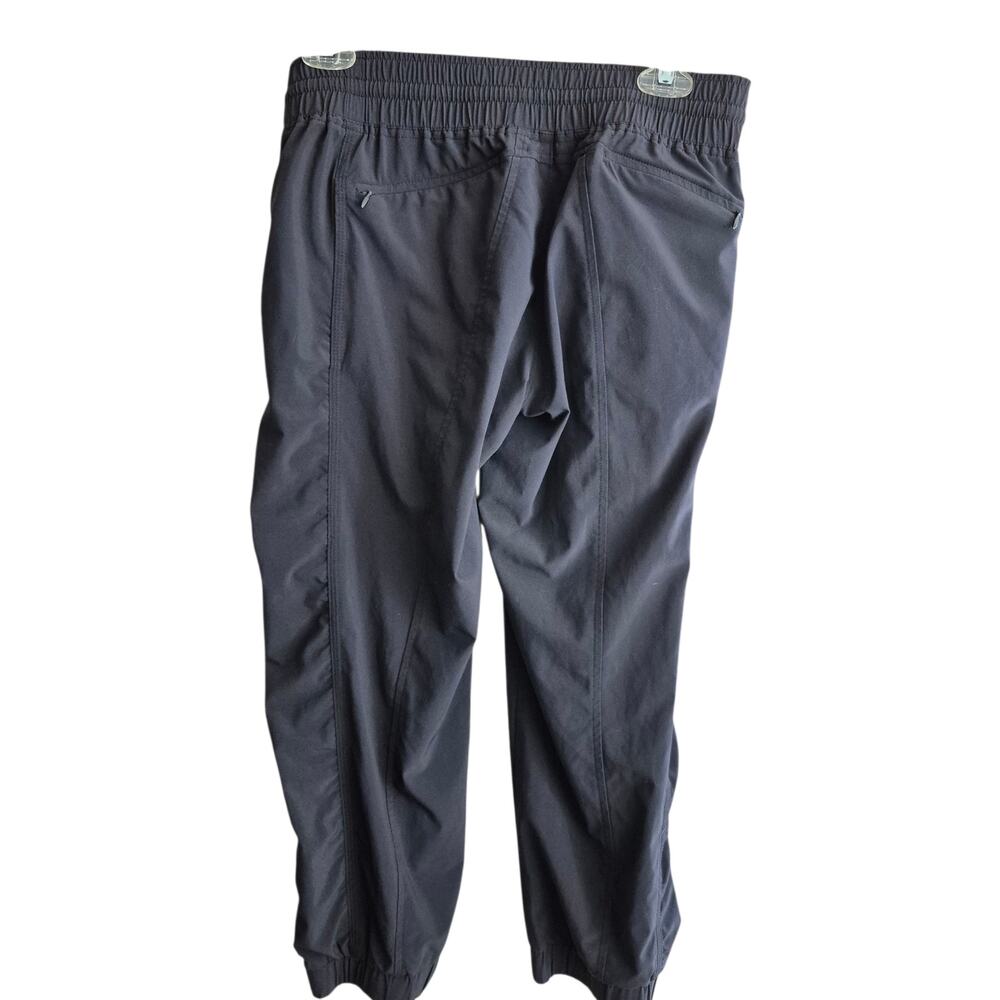 Athleta La Viva Capris‎ Size 2 Pull on Drawstring closure Color Black pockets